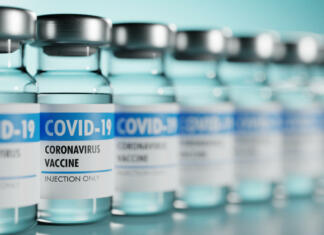Cepivo proti koronavirusu ne povzroča neplodnosti Row of Coronavirus vaccine flasks. Shallow depth of field. 3D render. 3D illustration.
