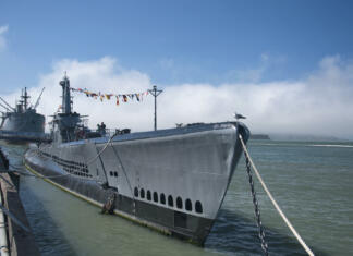 Top 5 filmov o drugi svetovni vojni San francisco, California. July 23, 2017. USS Pampanito (SS-383), a Balao-class diesel-electric submarine earned six battle stars for World War II service and ss jeremiah o'brien liberty ship on san francisco bay."n