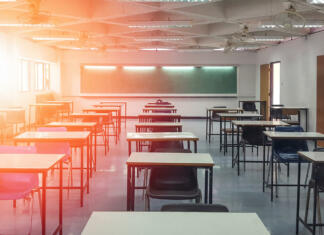 Vprašanje tedna: Ali bodo fakultete znižale minimalno število kreditnih točk za vpis v višji letnik? School classroom in blur background without young student; Blurry view of elementary class room no kid or teacher with chairs and tables in campus.