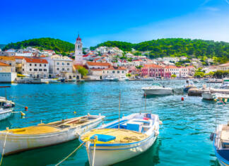 Cene kampov na Hrvaškem 2020 Seafront scenery of small mediterranean village Pucisca on Island Brac, tourist summer resort in Croatia, Europe.