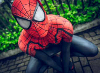 Pravilen ogled Marvelovih filmov Sheffield, United Kingdom - June 11, 2016: Cosplayer dressed as 'Spiderman' from the Marvel Series at the Yorkshire Cosplay Convention at Sheffield Arena