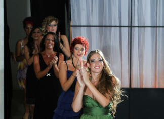 Trendi z modne piste: jesen/zima 2019/2020 Six models parade down the runway, clapping, after a great fashion show.