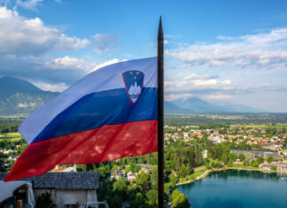 #kviz Kako dobro poznaš Slovenijo? Slovenian flag flying high over Lake Bled in Slovenia