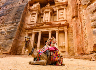 To je Jordanija – 2. del Spectacular view of two beautiful camels in front of Al Khazneh (The Treasury) in Petra. Petra is a historical and archaeological city in southern Jordan.