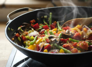 Kuhanje za začetnike: kako pravilno skuhati riž steaming mixed vegetables in the wok, asian style cooking vegetarian and healthy, selected focus, narrow depth of field