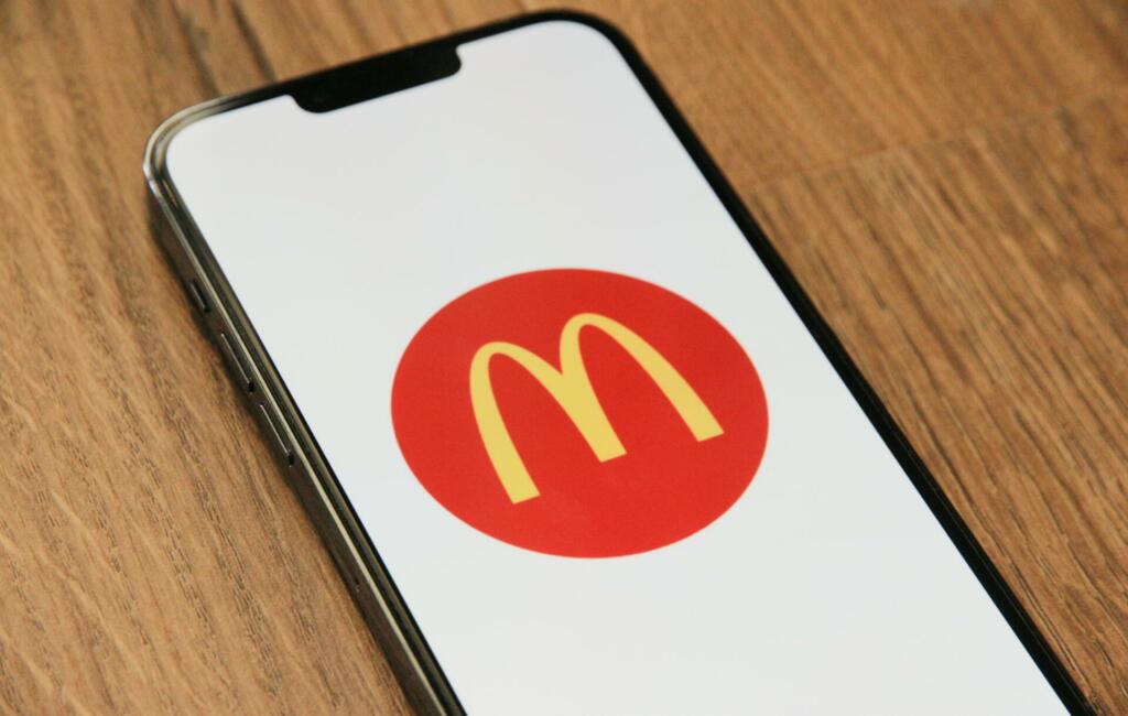 Mobilni telefon, ki ima na zaslonu McDonald's logotip
