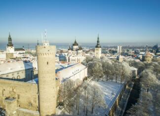 Top 10 Estonija: Destinacije, ki jih ob obisku države ne smeš izpustiti Pogled z neba na zasneženo mesto