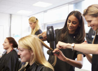 Kakšna frizura mi najbolj paše? Teacher Helping Students Training To Become Hairdressers