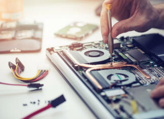 Zakaj je vzdrževanje računalnika tako pomembno? technician repairing laptop computer closeup