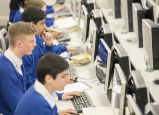 Zakaj izredni študij? Teenage students using computers in computer room