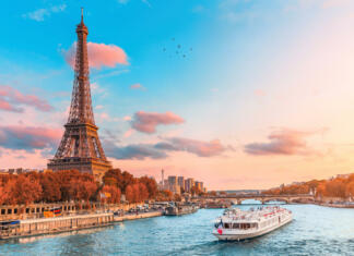 ☑️ KVIZ: Lahko odgovoriš na teh 25 vprašanj in dokažeš, da poznaš Evropo? The main attraction of Paris and all of Europe is the Eiffel tower in the rays of the setting sun on the bank of Seine river with cruise tourist ships