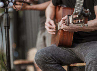 Kaj danes počnejo bivši člani RBD? The musicians are checking the sound of the guitar and trying to play the guitar before the event starts. Concert,mini concert and music festivals.