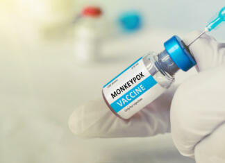 Sloveniji donirano cepivo za opičje koze Vaccination for booster shot for Smallpox Monkeypox MPXV . Doctor with vial of roses vaccine for Monkeypox disease