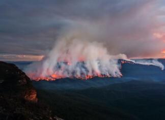 Dim iz Avstralije bo kmalu obkrožil Zemljo Views of the bush fire at Mount Solitary in Blue Mountains after sunset at dusk light