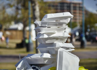Nova metoda za recikliranje polistirena White styrofoam used food containers stacked in trash can in park