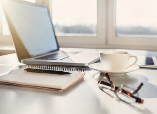 Pomembni datumi za vpis na fakultete 2020 Working space in the office. Laptop computer and office supplies