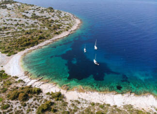 Invazija nevarnih ognjenih črvov na hrvaškem otoku Zirje island drone view, Croatia - aerial view