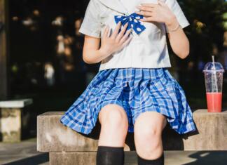 Pogovori glede pravil oblačenja v šolah razburili nekatere starše dekle v šolski uniformi