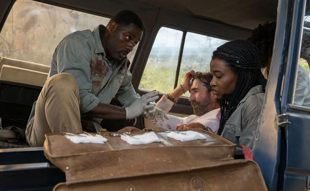 Idris Elba in Sharlto Copley v filmu Zver, kjer jih napade krvoločni lev