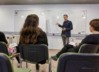 Javor Škerlj Vogelnik: »Enemu in istemu sporočilu lahko prisluhnemo vsaj iz štirih različnih zornih kotov« Javor Škerlj Vogelnik, trener komunikacijskih veščin