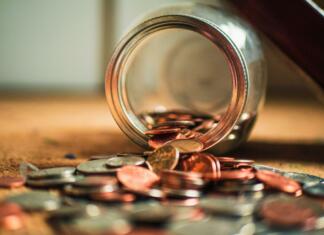 Diskriminatorna ureditev prejemanja hkratnih štipendij iz kozarca raztreseni kovanci