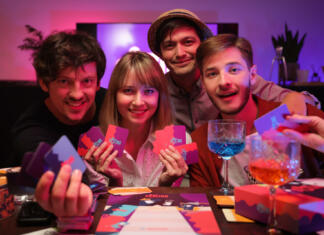 Coupling, družabna igra mladih Slovencev, podira rekorde Mlada ekipa, ki je ustvarila družabno igro Coupling