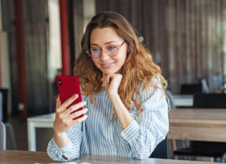 Fajn ‘met super bančni račun in banko kar na telefonu Punca v roki drži telefon