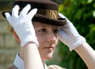 Kako trenirajo najdražje varuške na svetu Norland varuška si daje na glavo klobuk