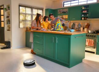 Že samo opazovanje njegovega delovanja vas bo navdušilo! Roomba-Combo-j7_Kitchen-Cleaning