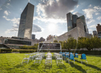 Šokantno nizek nivo znanja: le tretjina 10-letnikov zmore prebrati in razumeti preprosto zgodbo Stoli pred tablo na zelenici, v ozadju se vidijo stolpnice
