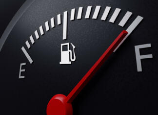 Ah, ni trajalo dolgo: Jutri že višje cene goriv, pri kurilnem olju razlika najbolj očitna A closeup of a car fuel gauge. 3d render