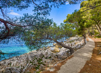 10 najlepših plaž na Cresu in Lošinju a good place to ride bike on the sea