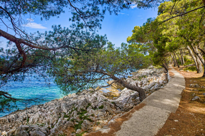 a good place to ride bike on the sea