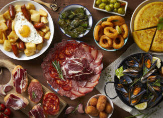 Na Bon Appetit: Kje se študentsko je tudi brez bonov? A table with typical Spanish food seen from above on a wooden table