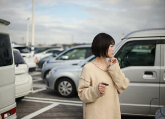 Za pol leta pozabil na avto A woman looking for a car in the parking lot