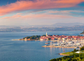 Veseli december na Obali Aerial view of old fishing town Izola. Impressive spring sunset in Slovenia, Europe. Beautiful seascape Adriatic Sea. Traveling concept background.