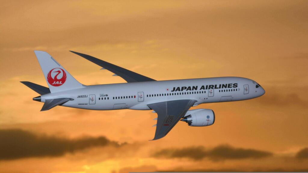 Letalo z napisom: "JAPAN AIRLINES" v zraku