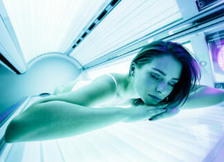 Solarij – kaj morate vedeti! Beautiful sexy brunette woman sunbathing in solarium