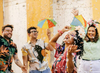 V ZRĆAH DOGAJA ‘NA POLNO’! Brazilian Carnival. Group of friends celebrating carnival party