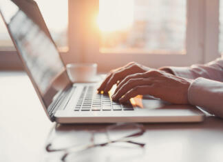 Iščeš prenosnik po ugodni ceni? Businessman using smart phone and laptop computer