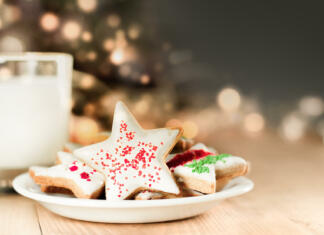 Recepti za najboljše božične piškote christmas cookies and milk for santa on a defocus christmas tree background