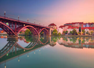 Maribor EPK: kam in kdaj januarja in februarja Cityscape image of Maribor, Slovenia at beautiful summer sunrise with reflection of the city in Drava River.