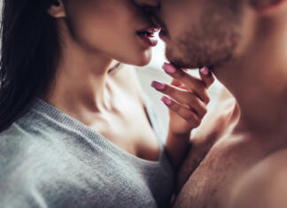 Si za seks, objem ali osebno rast? Rozalija pravi vse skupaj! Close-up of young romantic couple is kissing and enjoying the company of each other at home.