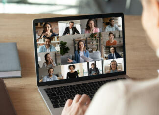 10 nenavadnih stvari, ki so se v času karantene zgodile doma Close up rear view of woman have webcam virtual digital conference with multiracial diverse colleagues on laptop. Female employee speak talk on video call or online team meeting with coworkers.