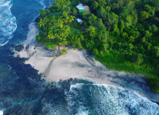Kostarika – naravni biser Drone view of a little white sandy beach in the Pacific coast of Costa Rica, near Junquillal
