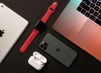 Kakšen računalnik potrebujem za faks in pisarno? Flat Lay of different apple products on a dark grey background.