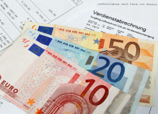 Štipendije – katere poznamo in kako jo dobiti? German payroll with euro banknotes