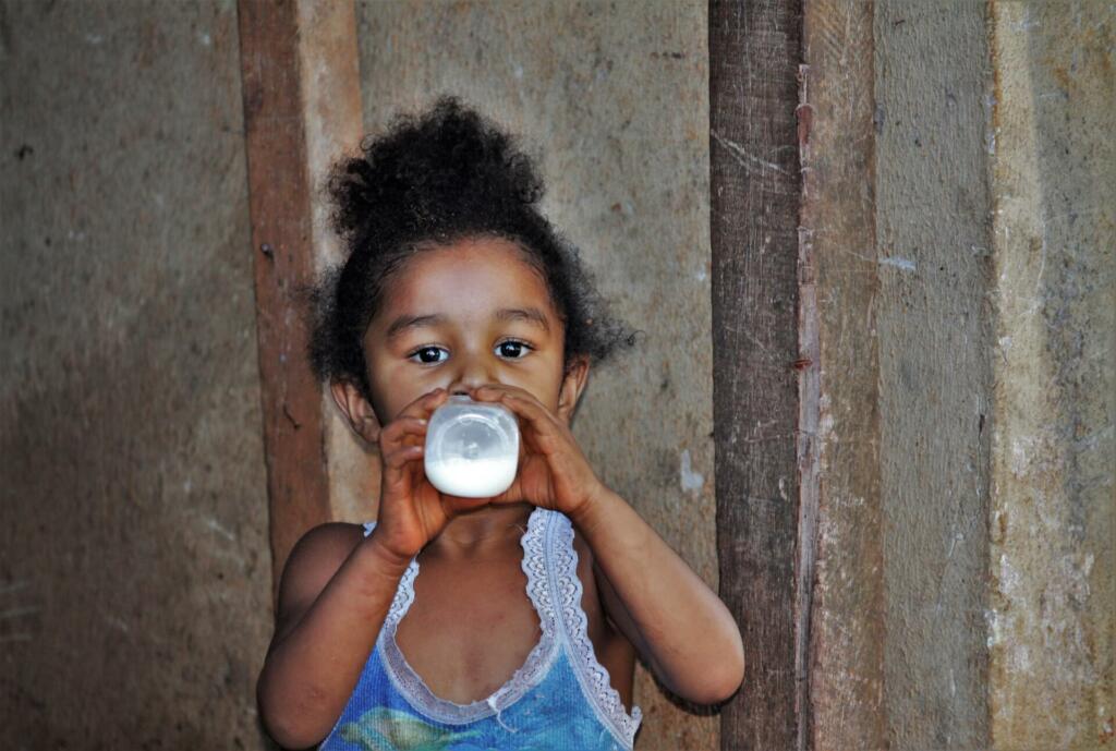 Temnopolta deklica pije mleko