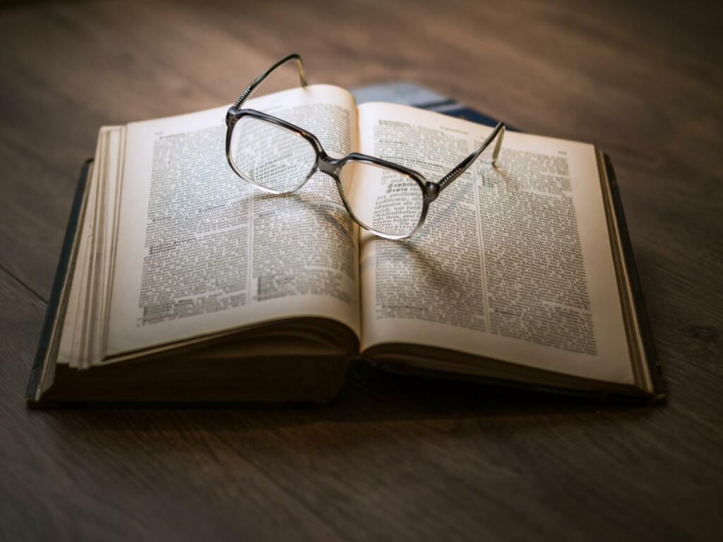 Odprta knjiga z očali