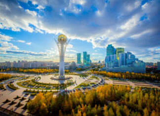 Deveta največja država z najhladnejšim glavnim mestom Golden autumn in the capital of Kazakhstan. Modern buildings and blue sky.